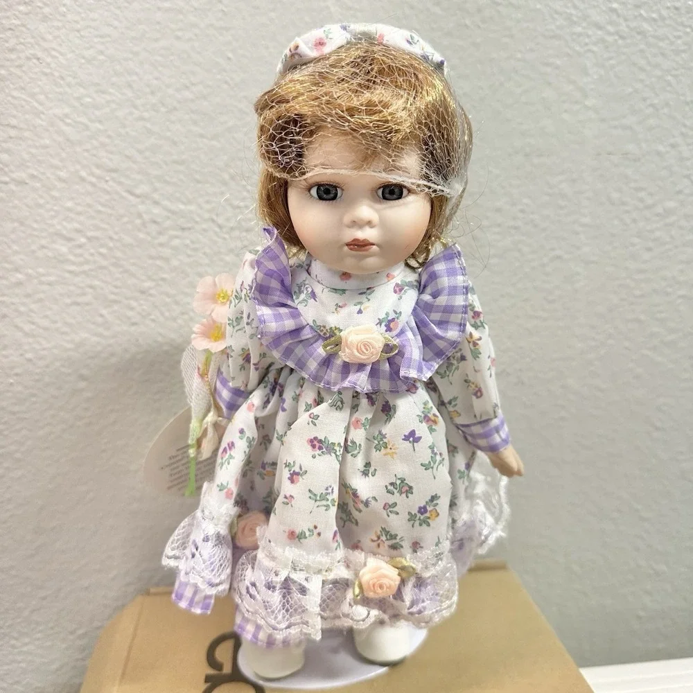 Vintage Crowne Stephanie Fine Porcelain Doll 1998 NIB White/Purple Floral‎ Dress